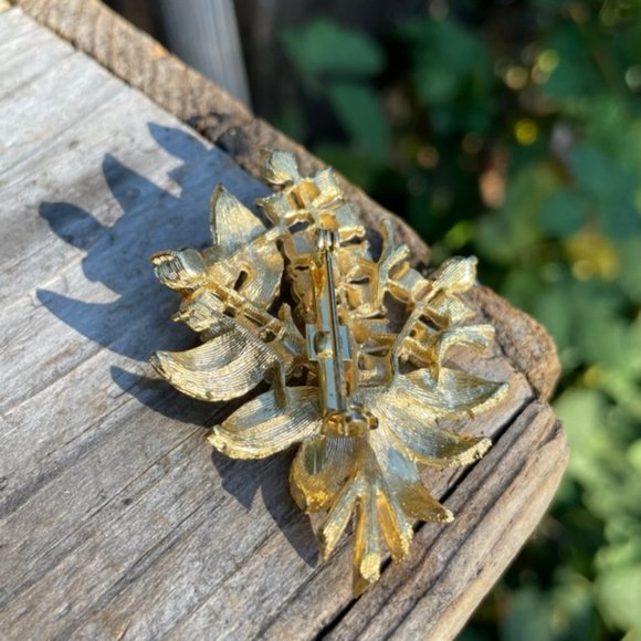 Vintage Rhinestone Pin Blue Green Stones in a Matte Gold Setting - Picture 4 of 11